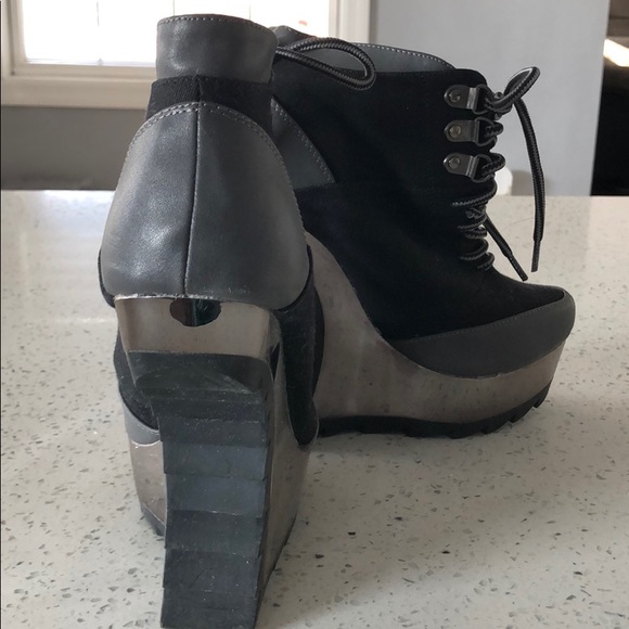 Heels - Picture 4 of 4